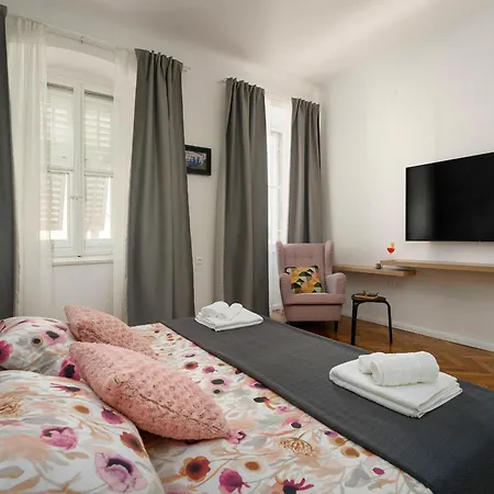 Apartment Romeo And Juliet With Balcony And Sea View