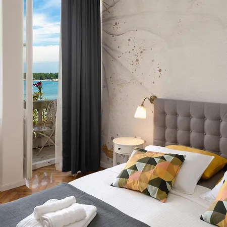 Apartment Romeo And Juliet With Balcony And Sea View Porec