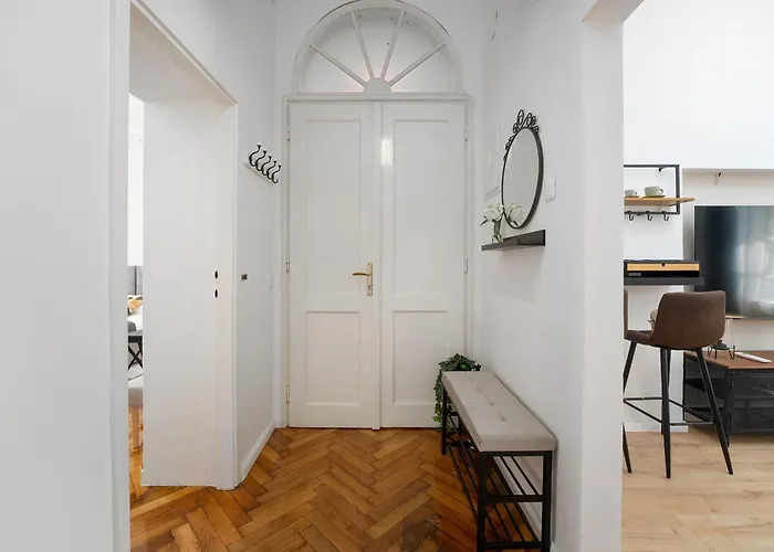 Romeo And Juliet With Balcony And Sea View