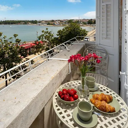 Romeo And Juliet With Balcony And Sea View